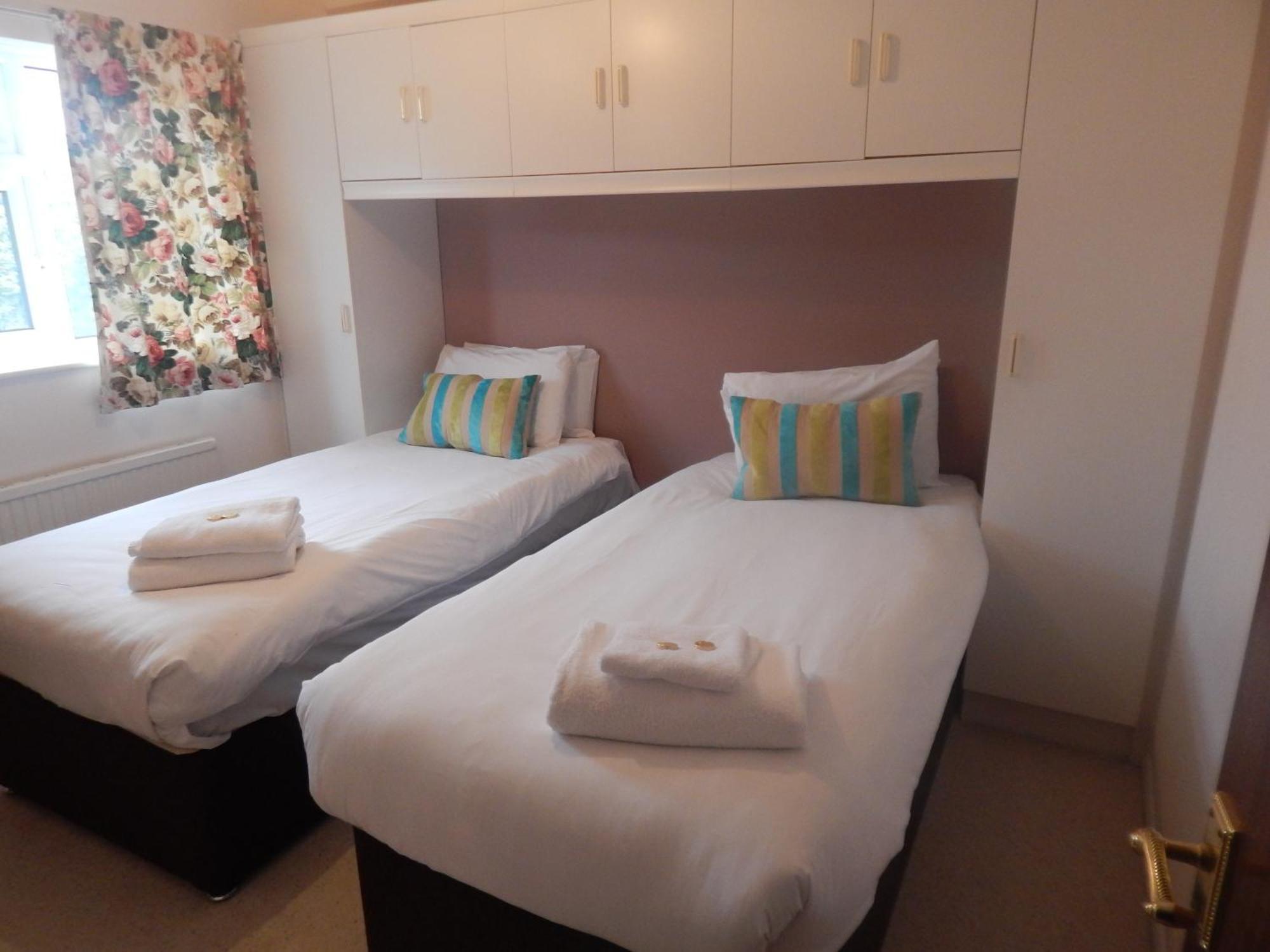 Two Bedroom Corporate And Family With Parking - Orbitat Casa de férias Cambridge